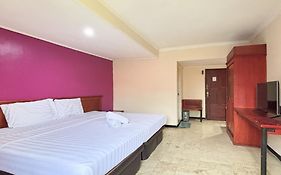 Hotel Pasar Besar RedPartner near Tugu Pahlawan